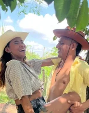Hornyshow11