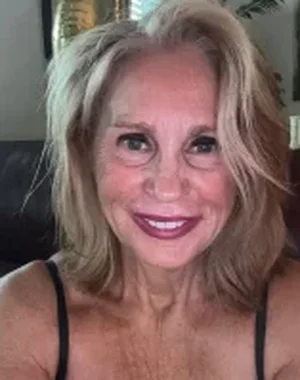 Hotblondemilf1962