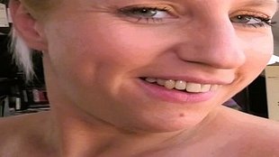 Guten Morgen, fi**stück: Blonde MILF auf der Küchentheke durchgenommen