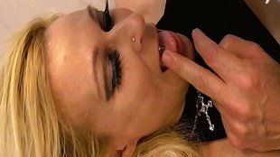Heiße MILF lec*t meinen ars**! Ihr Mann darf's nie erfahren...