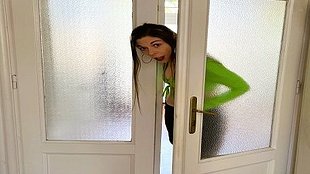 Schluss mit Lustig! Party-Girl wird vom Stiefdaddy durchs Ehebett gefi**t