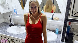 Süße Maus mit großen ti*ten im Bad abgefangen und gefi**t