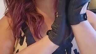 Rauchen in Leder Handschuhen