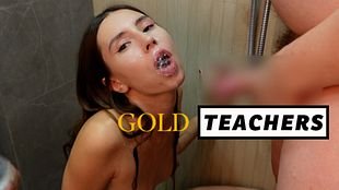 Schlampe mischt pi**e und sper*a im Mund