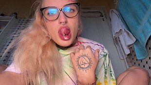 Heimlich masturbiert und so heftig gekommen, dass mein ars**loch pulsiert!