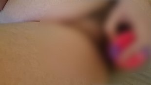 Ich befriedige mich mit meinem dil*o und stöhne so geil dabei!