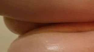 Ein Video wie ich meinen Körper und meine ti*ten einöle!