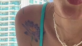 Ich tanzte während meines Urlaubs auf der Hotelterrasse vor der Kamera.