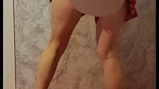 Ich genieße den riesigen dil*o und seine Hand in meiner Vagina.