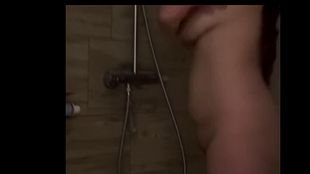 Duschen nach dem er mich gefüllt hat ! Ich liebe sper*a in mir... (ohne Ton)