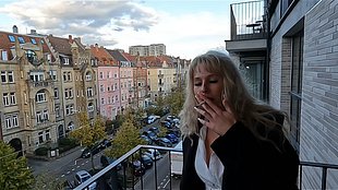 Heiße Büroschlampe im Home-Office… zuerst das Vergnügen, dann die Arbeit!!!!!!!