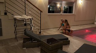 Feuchte Poolparty zu dritt Was ein geiler Abendfi**!!!!!;-)