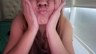 Ich liebe es, mich selbst zu berühren und mit meinen Öffnungen zu spielen, wenn ich an dich denke...