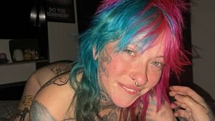 Hungrige Tattooschlampe saugt dich leer.