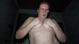 Wenn mal kein schw**z im Glory Hole ist dann ………..