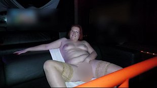 Im p*rnokino auf der Couch auf schwä**e warten