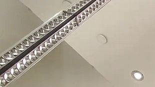 Geile Braut ohne Höschen, Minirock, feuchte musc** gespreizt in öffentlicher Umkleidekabine