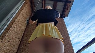 Blick unter den Rock – Ich hebe meinen Minirock, um meine nackte musc** in der Öffentlichkeit zu zei