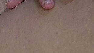 Ich ziehe meine Klitorisvorhaut zurück.