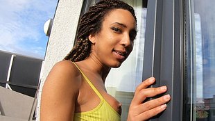 Old-Guy lässt sich von junger Rasta-Schlampe durchbla*en, fi**t die Sau und spri**t sie voll…