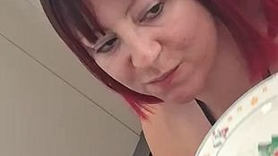 Zuckerguß vom schw**z lec*en und Kekswi**sen in der Küche