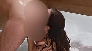 Gegenseitiger Rimjob im Whirlpool mit Gesichtsbesa**ng