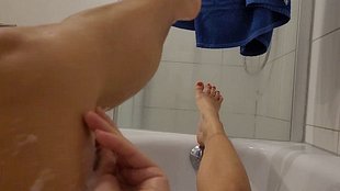 fin**rn in der Badewanne und den Strahl drauf