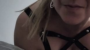 Umziehen in Nylons und Leder Outfit