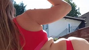 Heiße nackte Anblicke für den Nachbar von der Sonnenanbeterin