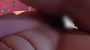 Zimmerservice-Kellner bringt Wasser, doch das geile mäd**en wollte fi**en.