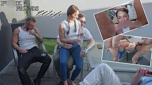 spontaner Vierer mit Freunden auf dem esstisch