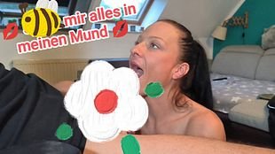 Lass Dir den schw**z verwöhnen und spri** mir Deine ganze Ladung in den offenen Mund :-)