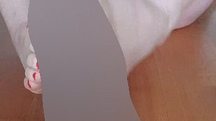 Fuss-Job am dil*o mit roten Zehennägel