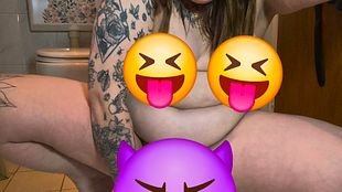 Nackt auf dem Badezimmer boden und alles ist nass