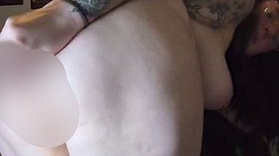 Der dil*o passt in den ars**